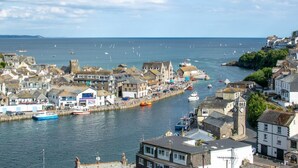 A coastal town with a harbor, buildings along the waterfront, and boats docked. - 2 Bed in Looe (oc-msweet) (Looe)