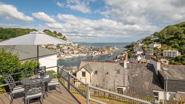 A coastal town with a view of the sea, a deck with outdoor furniture, and buildings with stone roofs. - 2 Bed in Looe (oc-msweet) (Looe)