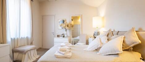 Strykejern/-brett og reiseseng for barn