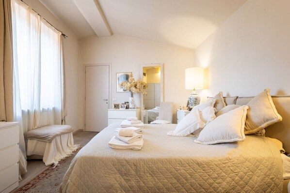 Iron/ironing board, travel cot