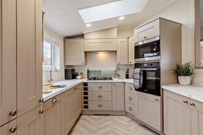 Dishwasher, cookware/dishes/utensils - 2 Bed in Lanteglos (oc-p27222) (Bodinnick)