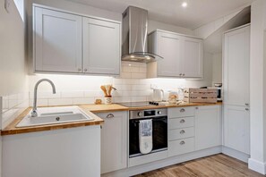 Microwave, oven, dishwasher, highchair - 3 Bed in Cromer (oc-f27291) (Cromer)