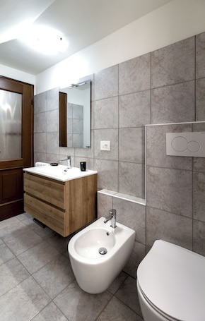 Shower, hair dryer, bidet, towels. Sonia Holiday Home - Dependance Kevin is ideal for families or groups of friends.
