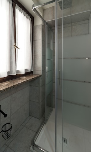 Doccia, asciugacapelli, bidet, asciugamani