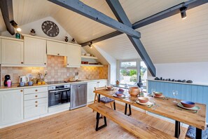 Oven, dishwasher, cookware/dishes/utensils - 3 Bed in Abersoch (oc-t27446) (Llangian)