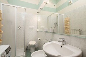 Dusche, Bidet, Shampoo