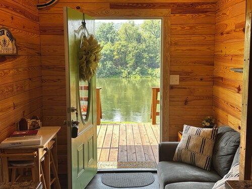 La Petite Maison, Tiny house Melbourne, AR in peaceful community of Mount Olive.