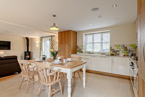 Dining - 2 Bed in Gilwern (oc-o27004) (Gilwern)