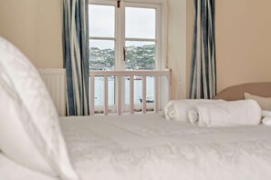 3 bedrooms, iron/ironing board, travel cot, free WiFi - 3 Bed in Fowey (oc-r27582) (Fowey)