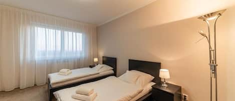 Espaço de trabalho para notebook, cortinas blackout