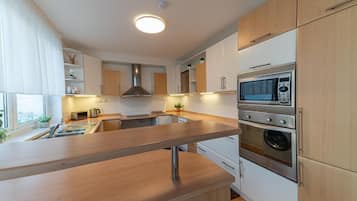 Grand réfrigérateur, micro-ondes, four, plaque de cuisson