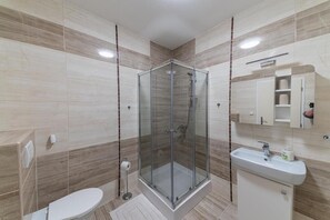 Shower, towels, soap, shampoo - Penzion Lomská Vyhlídka (Lom)