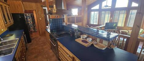 冷蔵庫、電子レンジ、オーブン、コンロ