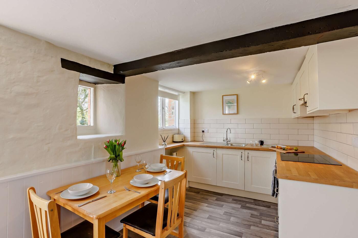 Microondas, horno, lavavajillas y trona infantil