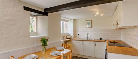 Microondas, horno, lavavajillas y trona infantil