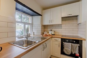 Mikrovågsugn, ugn, diskmaskin och barnstol