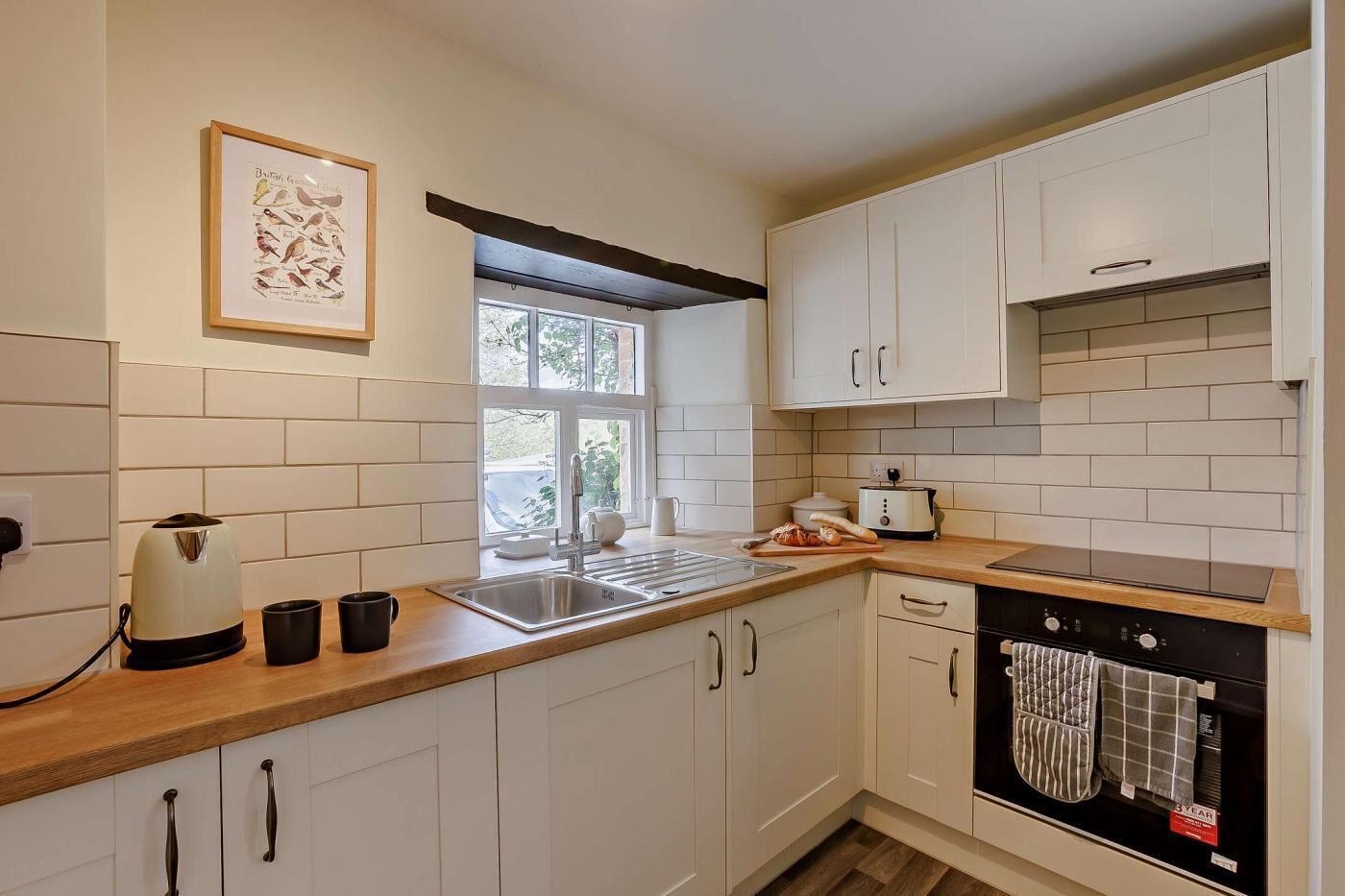 Microondas, horno, lavavajillas y trona infantil