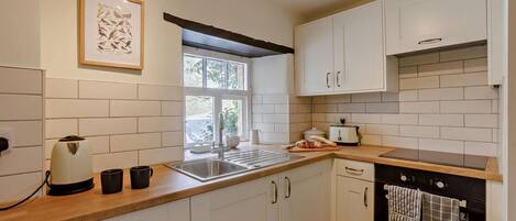 Microondas, horno, lavavajillas y trona infantil