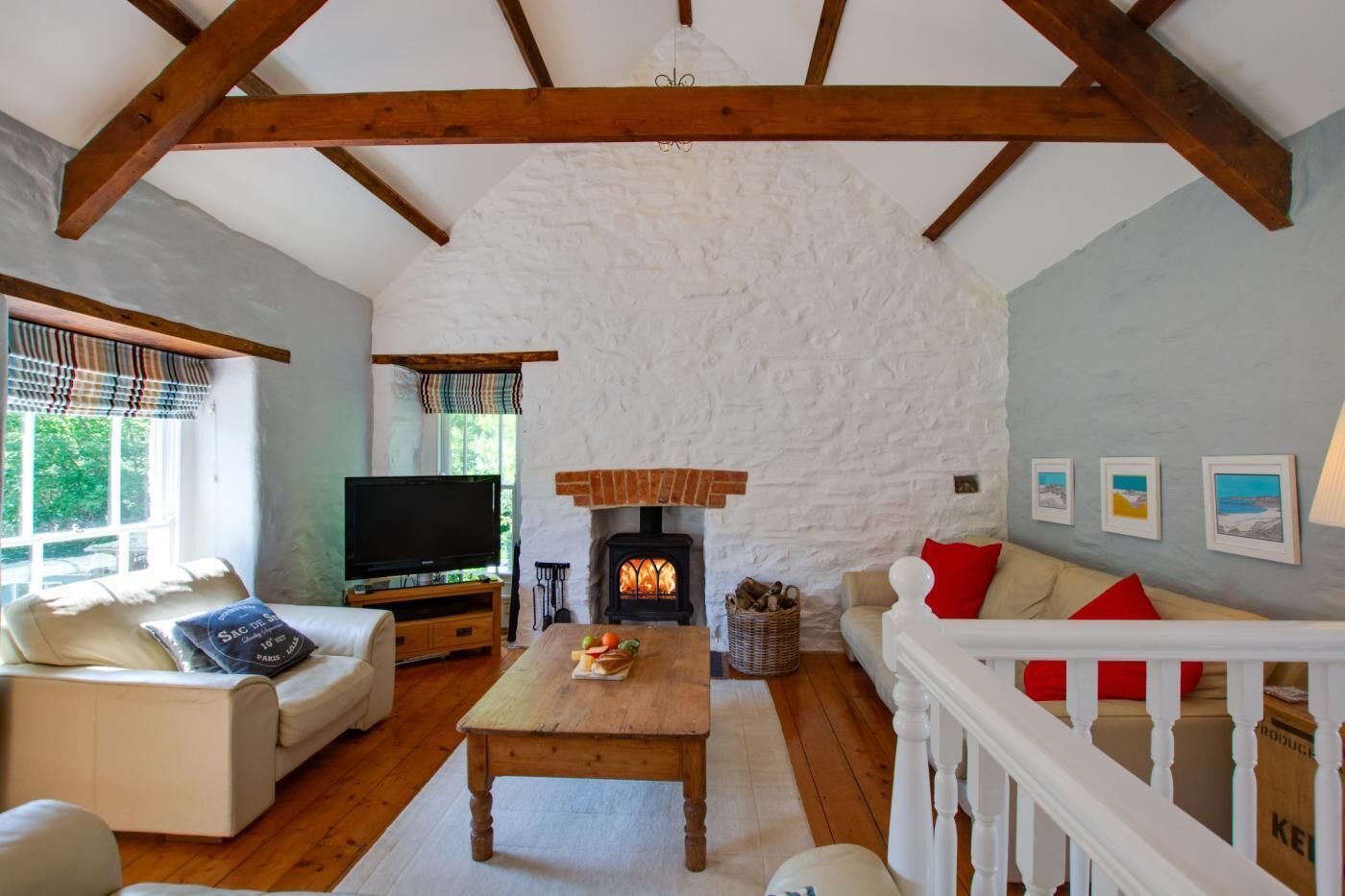 Televisión y chimenea 