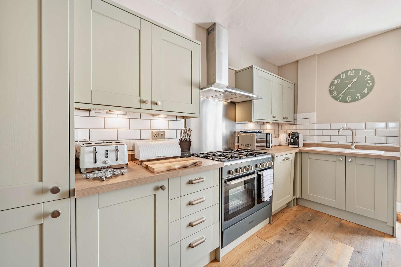 Mikrowelle, Ofen, Geschirrspüler, Hochstuhl