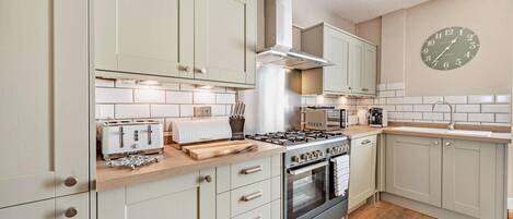 Mikrowelle, Ofen, Geschirrspüler, Hochstuhl