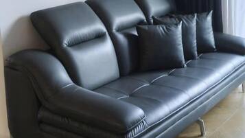 Schreibtisch, laptopgeeigneter Arbeitsplatz, kostenloses WLAN