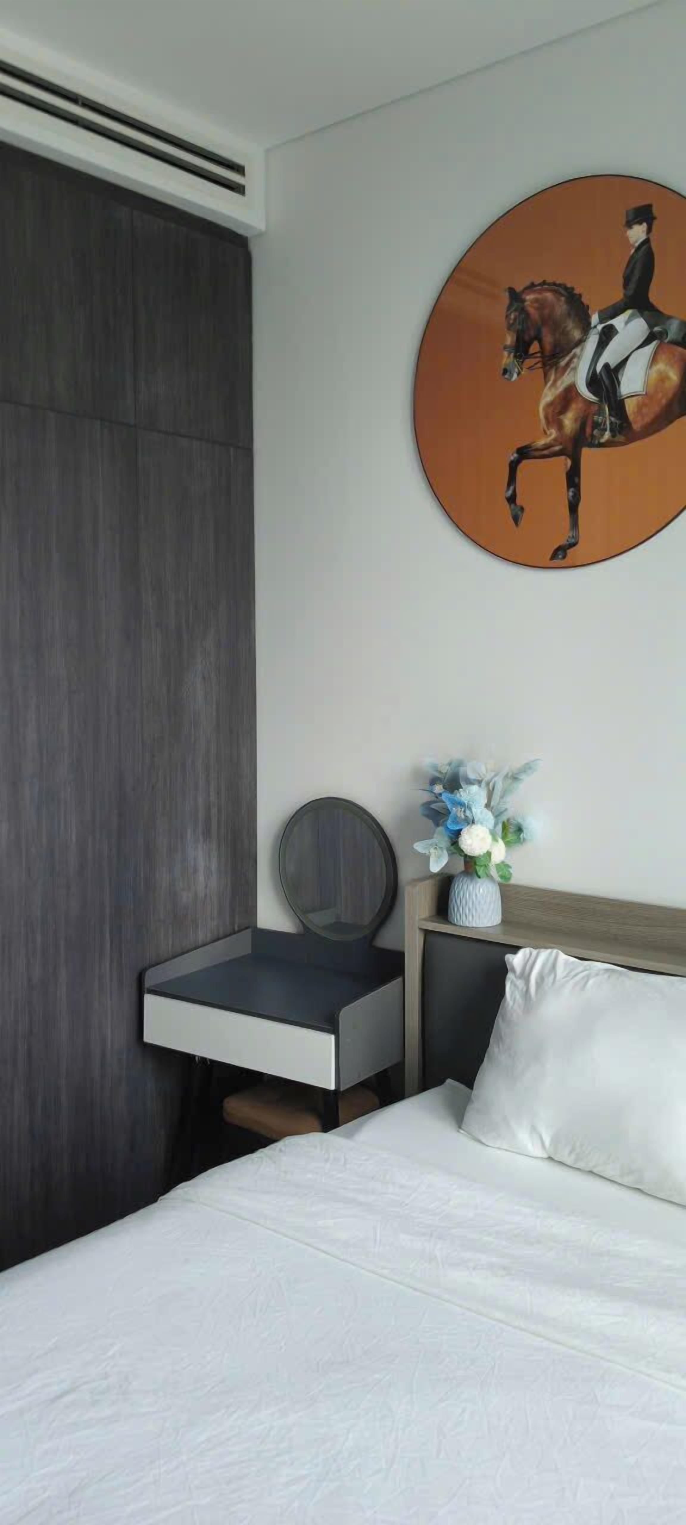 Desk, laptop workspace, free WiFi