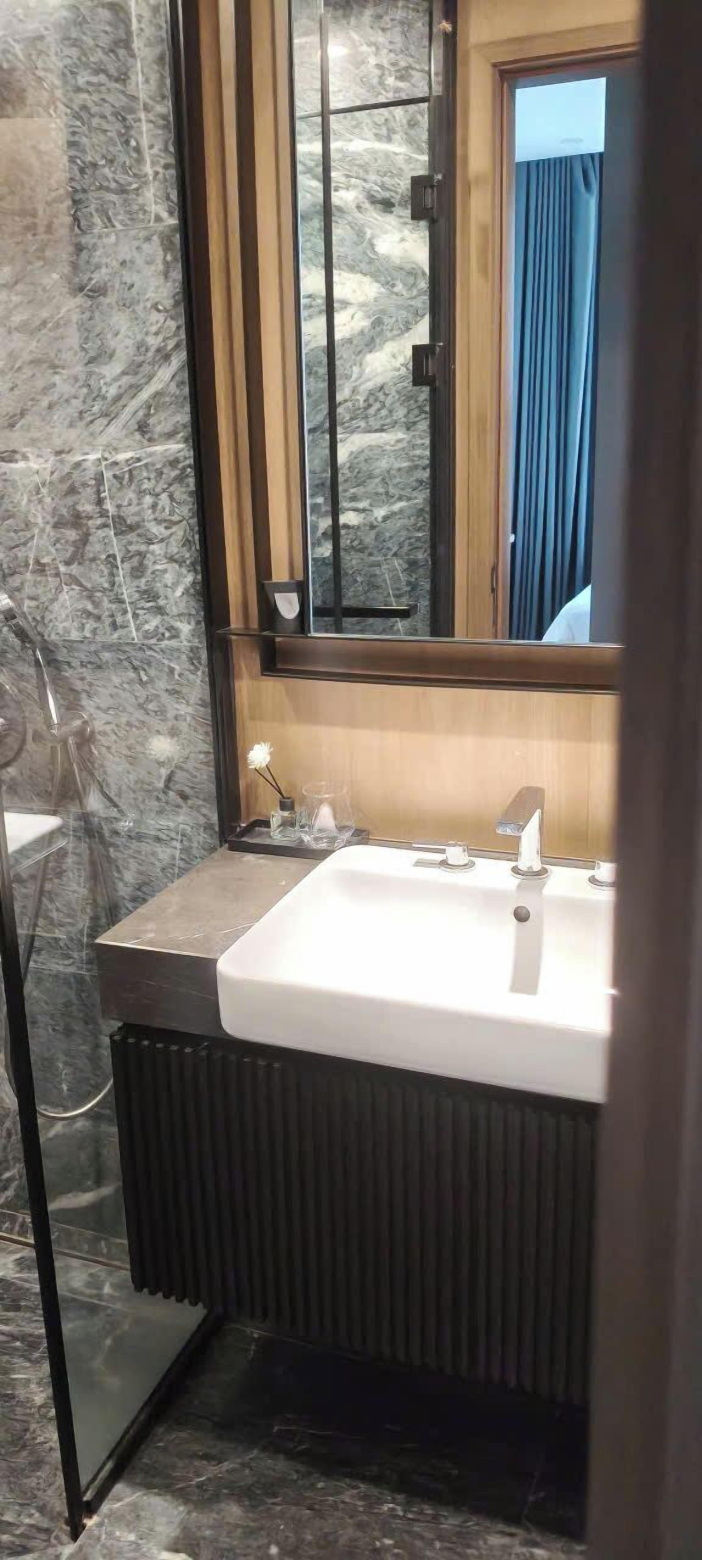 تجهيزات دش، مستلزمات مجانية للعناية الشخصية، مجففات شعر، مناشف