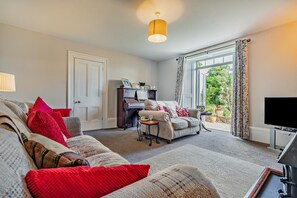 TV, fireplace - 3 Bed in Uphill (oc-n27747) (Linkinhorne)