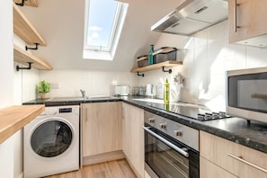 Microwave, oven, cookware/dishes/utensils - 2 Bed in Abersoch (oc-p27804) (Abersoch)