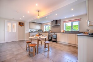 Microwave, oven, dishwasher, high chair - 6 Bed in Constantine Bay (oc-l27699) (Constantine Bay)