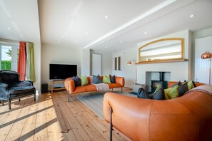 TV, fireplace - 6 Bed in Constantine Bay (oc-l27699) (Constantine Bay)