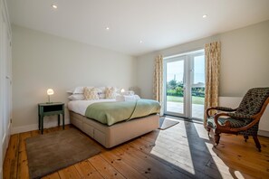 6 bedrooms, iron/ironing board, travel cot, free WiFi - 6 Bed in Constantine Bay (oc-l27699) (Constantine Bay)