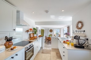 Microwave, oven, dishwasher, high chair - 4 Bed in Mynytho (oc-b27888) (Mynytho)