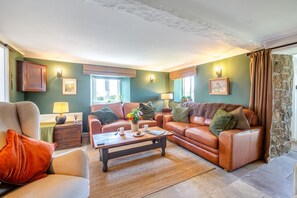 TV, fireplace - 4 Bed in Mynytho (oc-b27888) (Mynytho)