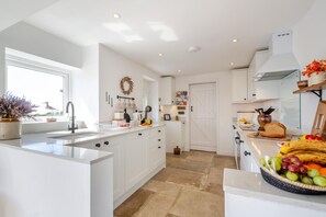 Mikrowelle, Ofen, Geschirrspüler, Hochstuhl