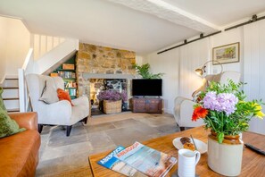 TV, fireplace - 4 Bed in Mynytho (oc-b27888) (Mynytho)