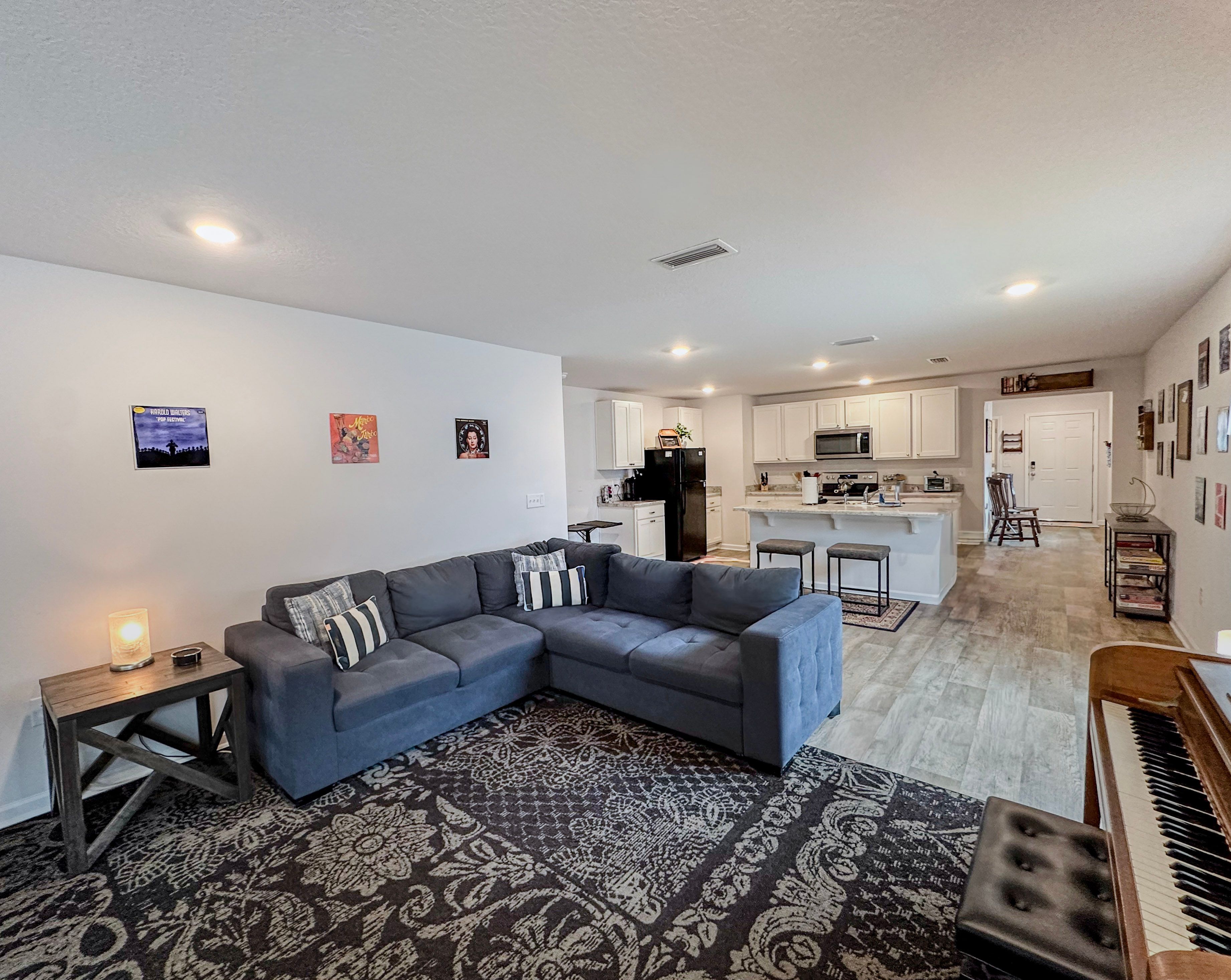 TV, bøker og stereoanlegg