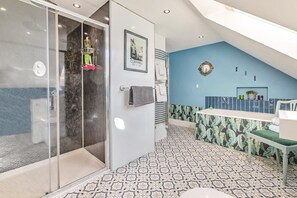 Towels - 1 Bed in Trebursye (oc-w27953) (Tregadillett)