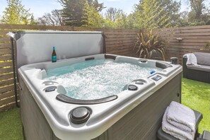 Outdoor spa tub - 1 Bed in Trebursye (oc-w27953) (Tregadillett)