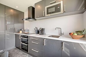 Microwave, oven, cookware/dishes/utensils - 2 Bed in Bude (oc-b27662) (Bude)