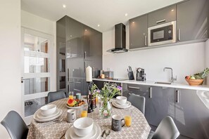 Microwave, oven, cookware/dishes/utensils - 2 Bed in Bude (oc-b27662) (Bude)