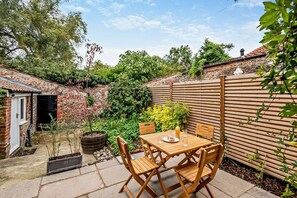Outdoor dining - 3 Bed in Wells-next-the-Sea (oc-c27939) (Wells-next-the-Sea)