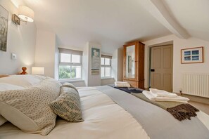 3 bedrooms, travel cot, free WiFi, bed sheets - 3 Bed in Llanengan (oc-s28013) (Llanengan)
