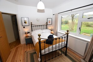 3 bedrooms, iron/ironing board, travel cot, free WiFi - 3 Bed in Broadhembury (oc-t27980) (Broadhembury)
