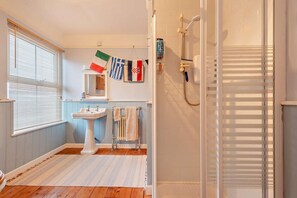 Hair dryer, towels - 3 Bed in Aberaeron (oc-b27954) (Aberaeron)