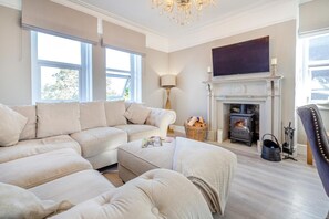TV, fireplace - 4 Bed in Abersoch (oc-u28055) (Abersoch)