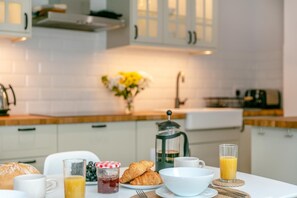Oven, dishwasher, high chair, cookware/dishes/utensils - 3 Bed in Beer (oc-s26744) (Beer)