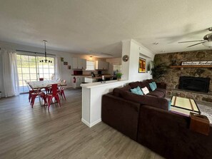 Living area - Sleeps 8/hot tub, fire pit, billiard and huge yard (Sevier County)