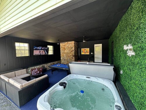 Sleeps 8/hot tub, fire pit, billiard and huge yard